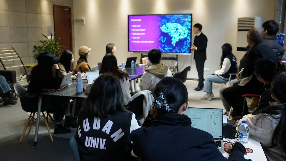 Dr. Younbo Jung from Nanyang Technological University is a visiting scholar at Fudan.  In collaboration with Prof. ZHOU Baohua from Fudan's School of Journalism, his research sheds light on human-AI interactions&amp;developing technological solutions. bit.ly/3D2c1Bi