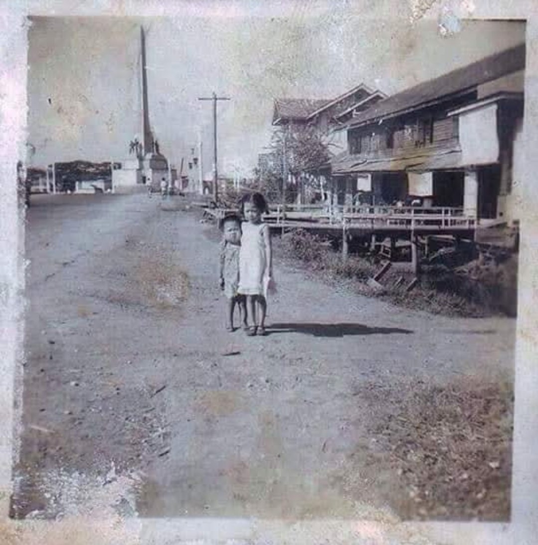 bill_bangkok's tweet photo. Circa 1947 photo of Victory Monument in the background. https://t.co/2bTDhBJRvH