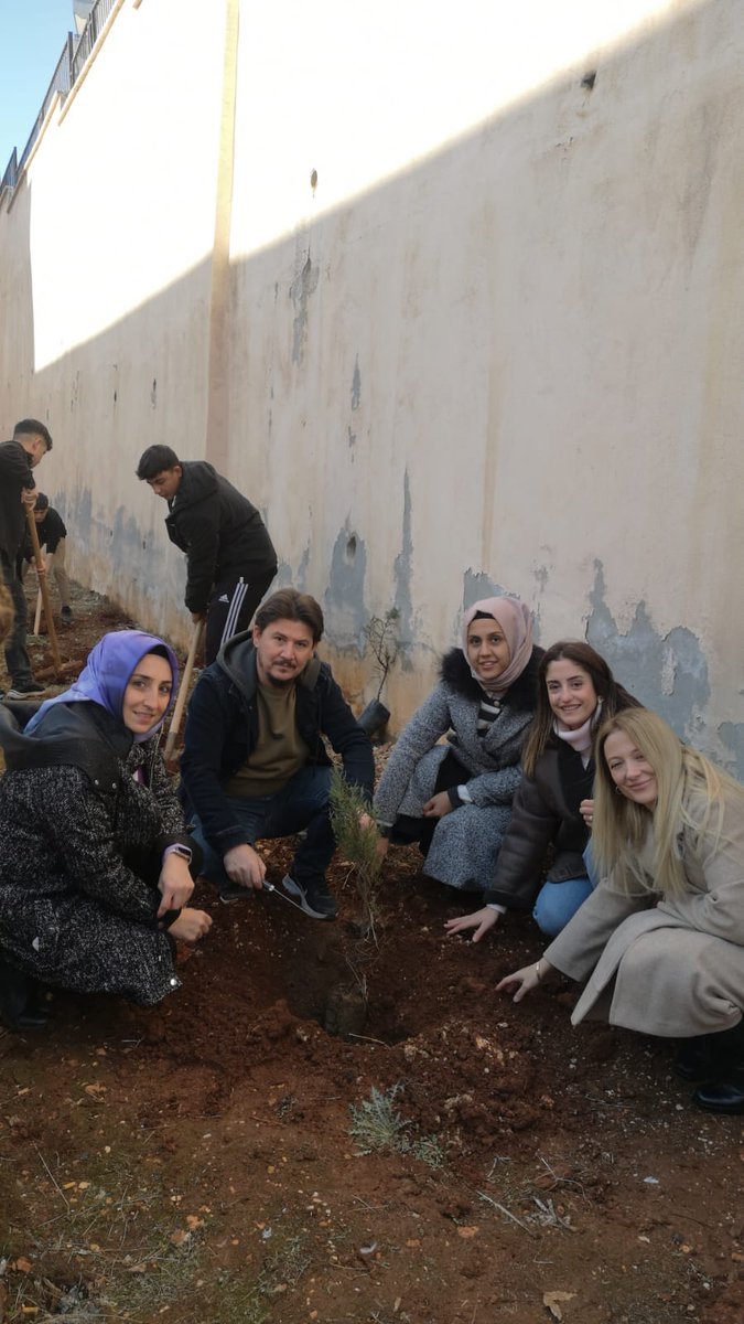 sssmtal's tweet photo. Okulumuz değerler kulübu ögretmen ve ögrencileri ile  "Geleceğe nefes için fidan dikiyorum" sosyal etkinlik projesi kapsaminda okulumuz bahçesine fidan dikimi gerçekleştirildi.
@Gaziantep_MEM
@SehitkamilMEM https://t.co/ySk5GHN6aF
