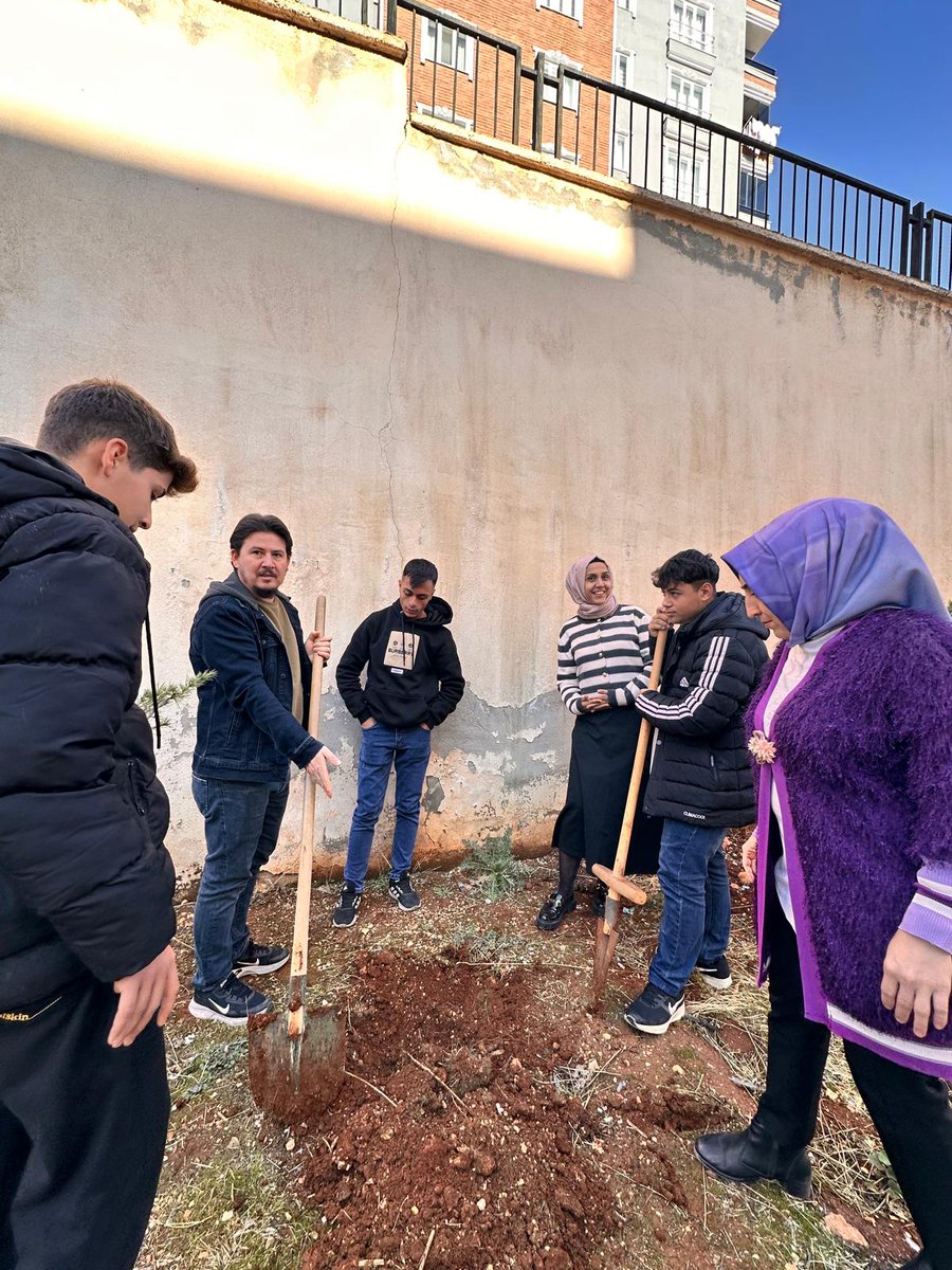 sssmtal's tweet photo. Okulumuz değerler kulübu ögretmen ve ögrencileri ile  "Geleceğe nefes için fidan dikiyorum" sosyal etkinlik projesi kapsaminda okulumuz bahçesine fidan dikimi gerçekleştirildi.
@Gaziantep_MEM
@SehitkamilMEM https://t.co/ySk5GHN6aF