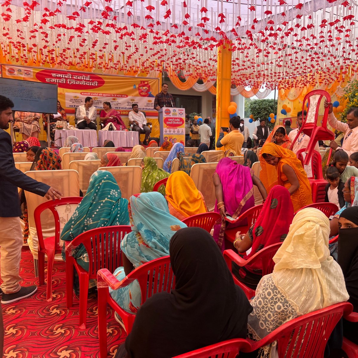 vido1417's tweet photo. Under SenseofDuty campaign,OMC organized Cooking Competition in Jaunpur with tagline HamariRasoiHamariZimmedari.Attendees were educated on safe LPG use.15 deliverymen with highest #BSC, 3 cooking winners,&amp; 6 quiz winners were felicitated! @DirMktg_iocl @PetroleumMin  @IoclLucknow https://t.co/rw2W3P0jy2
