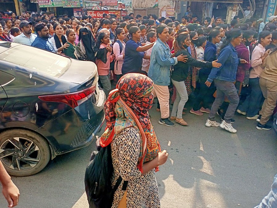 Prashant_Apoint's tweet image. जब कोई आयोग से मिलने को बुलाए तो सबलोग एक आवाज में कहना:

बंद दरवाजे के पीछे नहीं, आज सड़क पर मिटिंग का न्योता है, यहीं होगी मीटिंग मीटिंग...💪🔥

झूठी खायी थी कसम जो निभाई नहीं,
छात्रों की मीटिंग बुलाई नहीं..!!😒😒

#BPSC_No_Normalisation