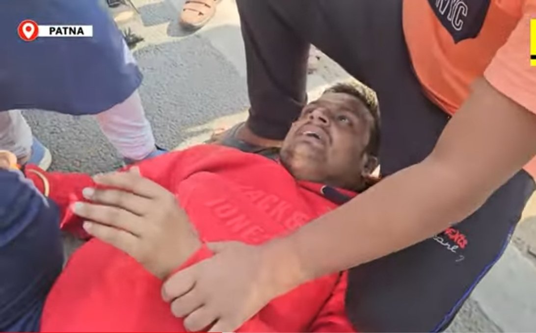 sahityaaajkal's tweet image. BPSC ऑफिस के सामने आंदोलन कर रहे छात्रों पर पुलिस द्वारा हुई लाठी चार्ज जिसमें किसी का सर फूटा तो किसी का पैर टूटने की खबर आ रही है! 
#BPSC_70th