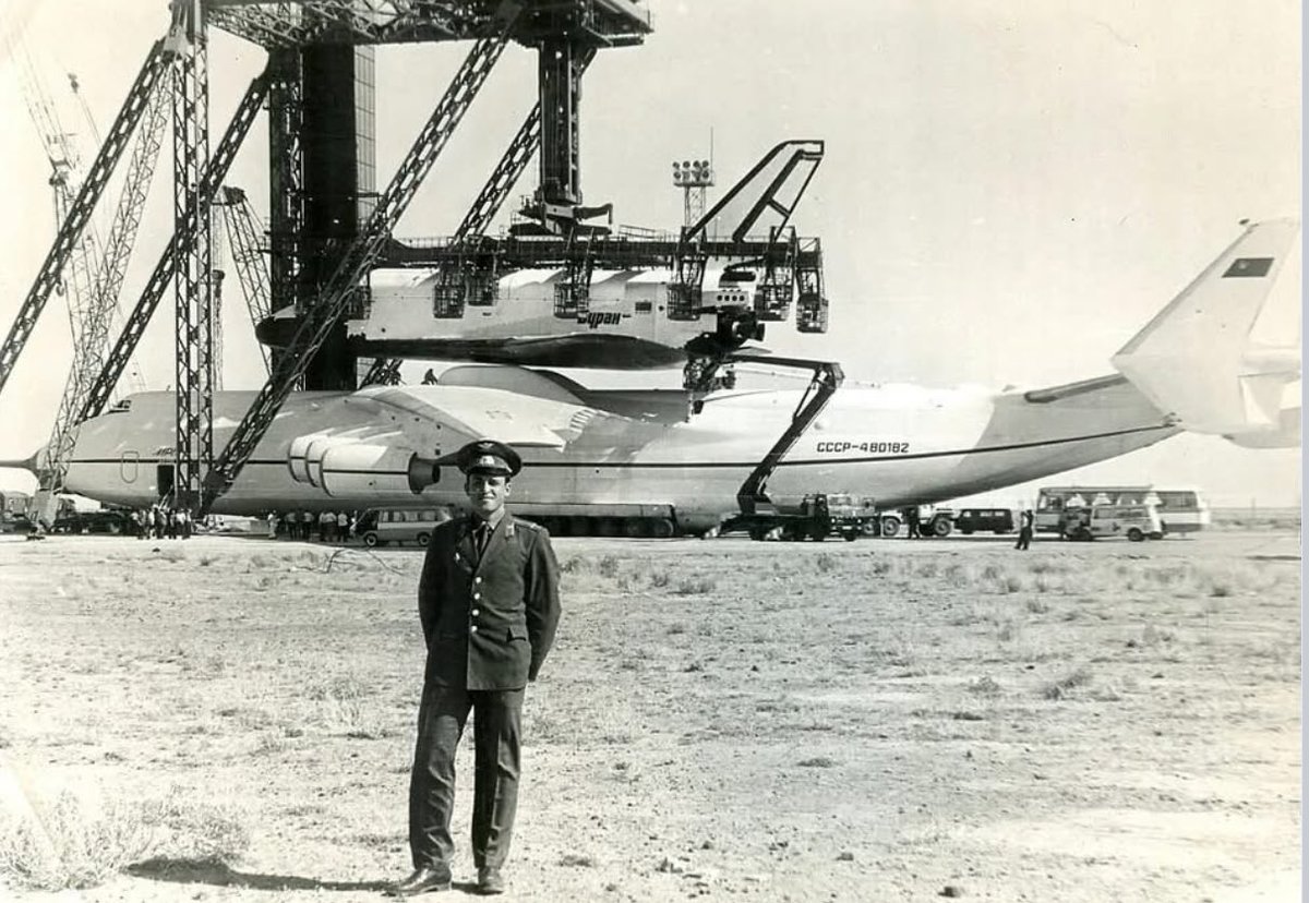 «Буран» и Ан - 225 «Мрия» на Байконуре .
Нууу … и какая блин усраина «Мрию» изобрела и сделала ?!