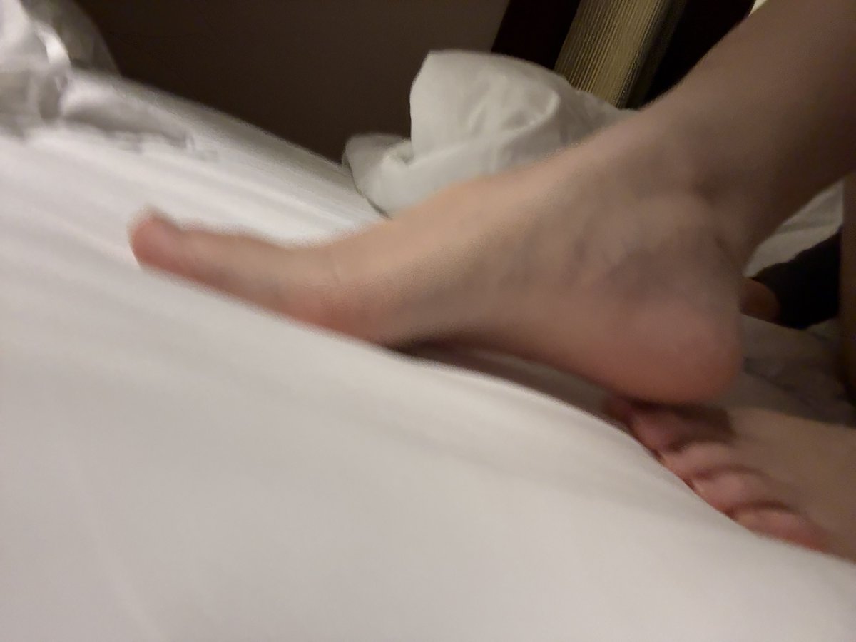 SomeParasites's tweet photo. 趾甲长长了，剪下来给你吃吧 https://t.co/poWPVev71H