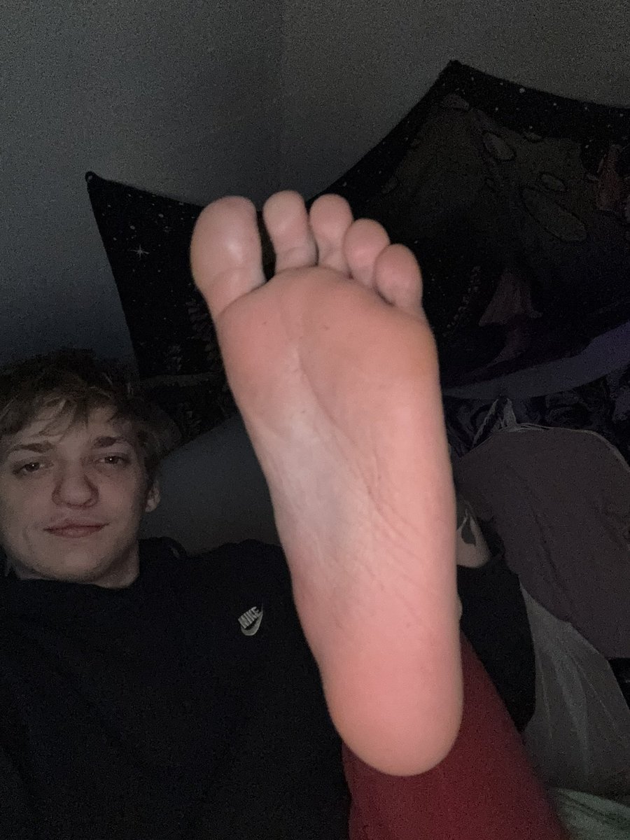 AlphaJ99's tweet photo. Who likes my foot?🦶 https://t.co/OlydAkczMS