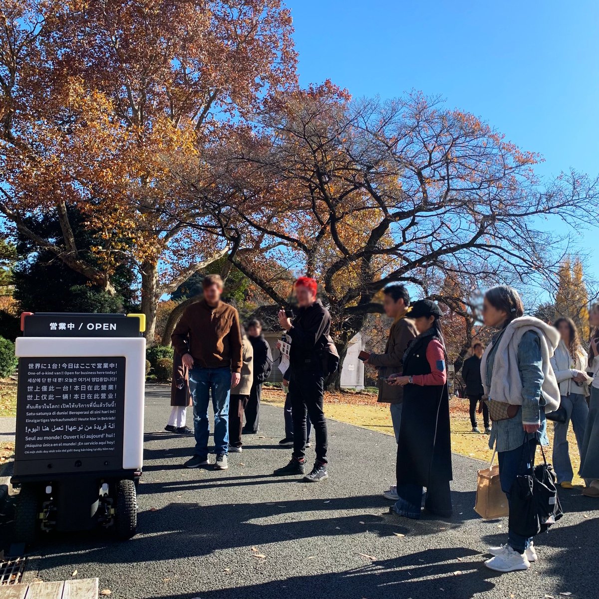 MelonpanAssoc's tweet photo. 物珍しさに立ち止まって写真を撮る人。「メロンパンだって！」「初めて見た！」と口にする人。「負けてらんねぇな」と張り合うメロンパン号。

#新宿御苑 #御苑のOYATSU
#PIMTO #メロンパン https://t.co/xrz0LimUxA
