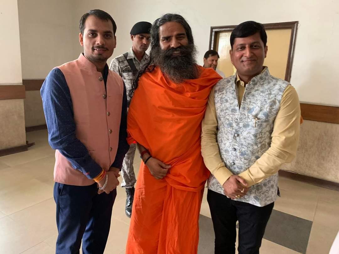 KaviRadhakant's tweet photo. यथा नाम तथा गुणा को सिद्ध करते हुए हिन्दी, हिन्दू, हिन्दुस्थान के विशिष्ट भाव का अपने काव्यपाठ के माध्यम से परिचय देने वाले ओजस्वी धारा के वरेण्य कवि, अत्यन्त आत्मीय, बड़े भाई श्री @ManvirMadhur  जी को जन्मदिवस एवं वैवाहिक वर्षगांठ की संयुक्त बधाई एवं शुभकामनाएं 💐💐 https://t.co/CmsaBtbIeo