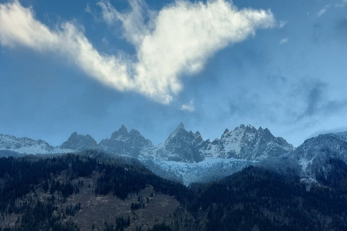 New snow report out today, changes in the weather and temperatures and a decent snowfall coming this weekend
Read our full snow report and find out what's coming up in Chamonix: seechamonix.com/snow/

#weathertoski #chamonix #weatherchamonix #chamonixmontblanc #snowreport