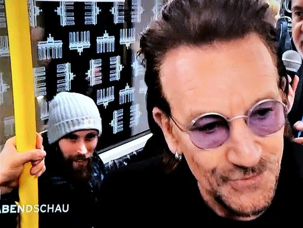 marzey_rocks's tweet photo. #fladhbackfriday with Bono from @u2 on the U2 - 7 years ago! π€ https://t.co/quvUzgstvk