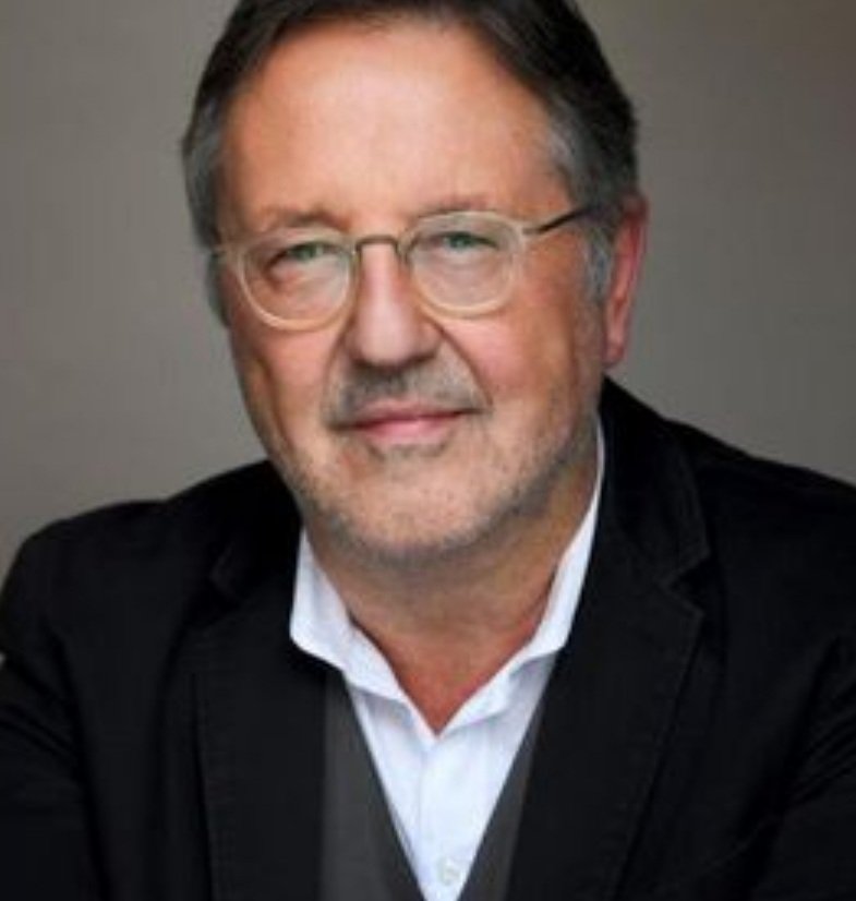 Sich ins Schreiben zu versenken (...), ist eine Möglichkeit, sich aus der Welt auszuklinken und deren Zumutungen in Schach zu halten.

Rainer Moritz in seinem Nachwort.
S. 298