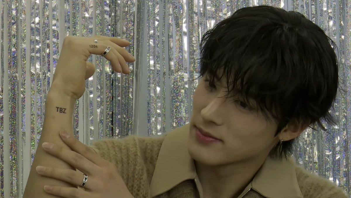 deobimom's tweet photo. eric showing his new TBZ and 1206 tattoo 🥹

he put it there so it can be seen when he holds a mic

#ERIC #에릭 https://t.co/0vD8nD6z5j