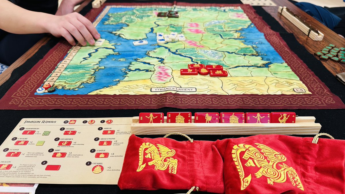 KUMARL765's tweet photo. #ボードゲーム #BloodStones
平日オトナのボドゲ会。1年ぶりのブラッドストーン。初ドラゴン陣営。3人戦。厚手プラタイル、布マップ、刺繍入り巾着袋などのコンポーネントはやはり良い。そして殴り合いは実は苦手。リザードマンがいるから砂漠の北に陣取ったけど…意味無かった気が。…が、始まるよ! https://t.co/x5zyS6nziT