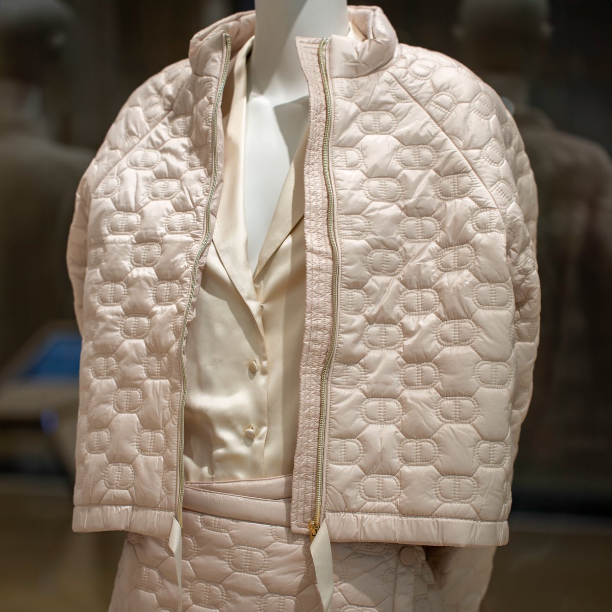 ZorluCenter's tweet image. TWINSET MILANO'nun yeni koleksiyonunda İtalyan modasının en özel parçalarını keşfetmenin tam zamanı! 🥰  
#zorludayız #alışveriş #twinset @twinsetofficial