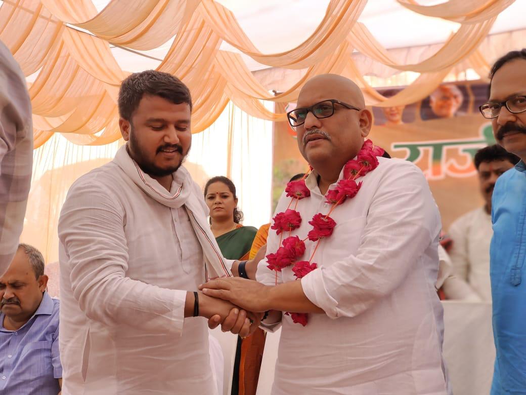 LalanKumarINC's tweet photo. आदरणीय श्री राहुल गांधी (@RahulGandhi) जी और श्रीमती प्रियंका गांधी (@priyankagandhi) जी के कुशल मार्गदर्शन में आज यह स्पष्ट हो गया है कि आने वाले 2027 के उत्तर प्रदेश विधानसभा चुनाव में कांग्रेस पार्टी एक मजबूत जनसमर्थन के साथ आदरणीय प्रदेश अध्यक्ष श्री अजय राय (@kashikirai) जी के नेतृत्व में सरकार बनने जा रही है। तब यह हमारे लिए गर्व और उत्साह का क्षण होगा, लेकिन साथ ही यह हम सबके लिए एक बड़ी जिम्मेदारी भी है।

हमें पार्टी के सिद्धांतों और विचारधारा के प्रति ईमानदारी और निष्ठा के साथ कार्य करना होगा। प्रदेश अध्यक्ष जी के नेतृत्व में एकजुट होकर, कदम-से-कदम मिलाकर संघर्ष करना होगा। हमें गरीब, दलित-पिछड़े, मजलूम-अल्पसंख्यक और दबे-कुचले वर्गों की आवाज बनकर उनके अधिकारों और न्याय की लड़ाई सड़क से लेकर सदन तक पूरी ताकत से लड़नी होगी।

यह समय है कि हम सभी पार्टी कार्यकर्ता, नेता और समर्थक एकजुट होकर कांग्रेस पार्टी को हर गांव, हर शहर और हर गली-बूथ तक मजबूत करें। हमें यह सुनिश्चित करना होगा कि जनता की समस्याओं को लेकर हम निरंतर संघर्ष करें और उन्हें उनका हक दिलाएं। यह लड़ाई सिर्फ सत्ता के लिए नहीं, बल्कि एक न्यायपूर्ण और समतामूलक समाज के निर्माण के लिए होगा।

आइए, हम सब मिलकर आदरणीय अजय राय जी के नेतृत्व में कांग्रेस पार्टी को उत्तर प्रदेश में एक नई ऊंचाई तक ले जाएं और जनता के विश्वास का प्रतीक बनें। संघर्ष, निष्ठा और समर्पण के साथ कांग्रेस का हर कार्यकर्ता-बब्बर शेर आने वाले समय में उत्तर प्रदेश में परिवर्तन की मजबूत नींव रखेगा। 

जय हिन्द, जय भारत, जय कांग्रेस, जय संविधान।

#Congress #RahulGandhi 

@INCIndia @INCUttarPradesh @kharge @kcvenugopalmp @priyankagandhi