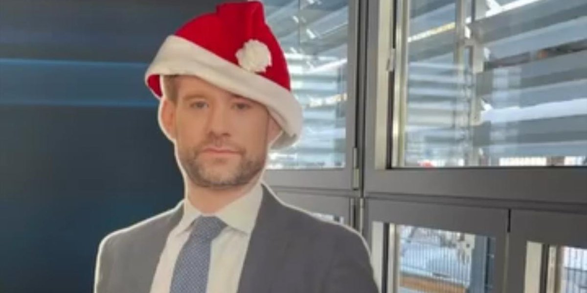 ORF III (@orfdrei) on Twitter photo Nikolotag in #ORFIIIAktuell: Moderator <a href="/ReinerReitsamer/">Reiner Reitsamer</a> hat aktuelle Interviews mitgebracht. Über die Regierungsverhandlungen sprechen Fiskalrat <a href="/ChristophBadelt/">Christoph Badelt</a> und <a href="/PeterFilzmaier/">Peter Filzmaier</a>. Gudrun Harrer über die Lage in Syrien und Ronja Kempin über Chaostage in Frankreich. Nikolotag in #ORFIIIAktuell: Moderator <a href="/ReinerReitsamer/">Reiner Reitsamer</a> hat aktuelle Interviews mitgebracht. Über die Regierungsverhandlungen sprechen Fiskalrat <a href="/ChristophBadelt/">Christoph Badelt</a> und <a href="/PeterFilzmaier/">Peter Filzmaier</a>. Gudrun Harrer über die Lage in Syrien und Ronja Kempin über Chaostage in Frankreich.