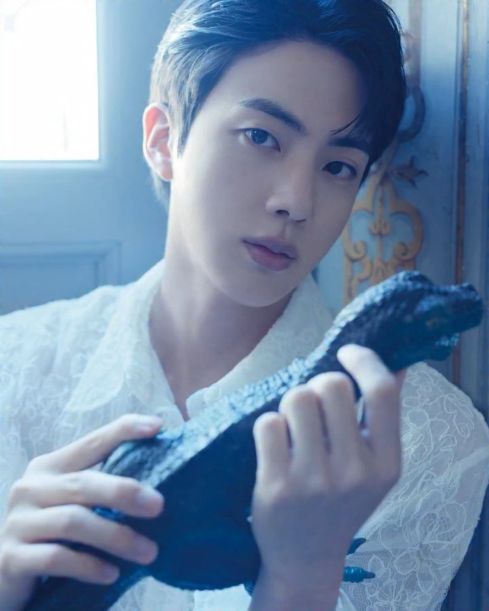 OneilyMusic's tweet photo. Jin looks amazing for Dicon. https://t.co/tjGweNaNRP