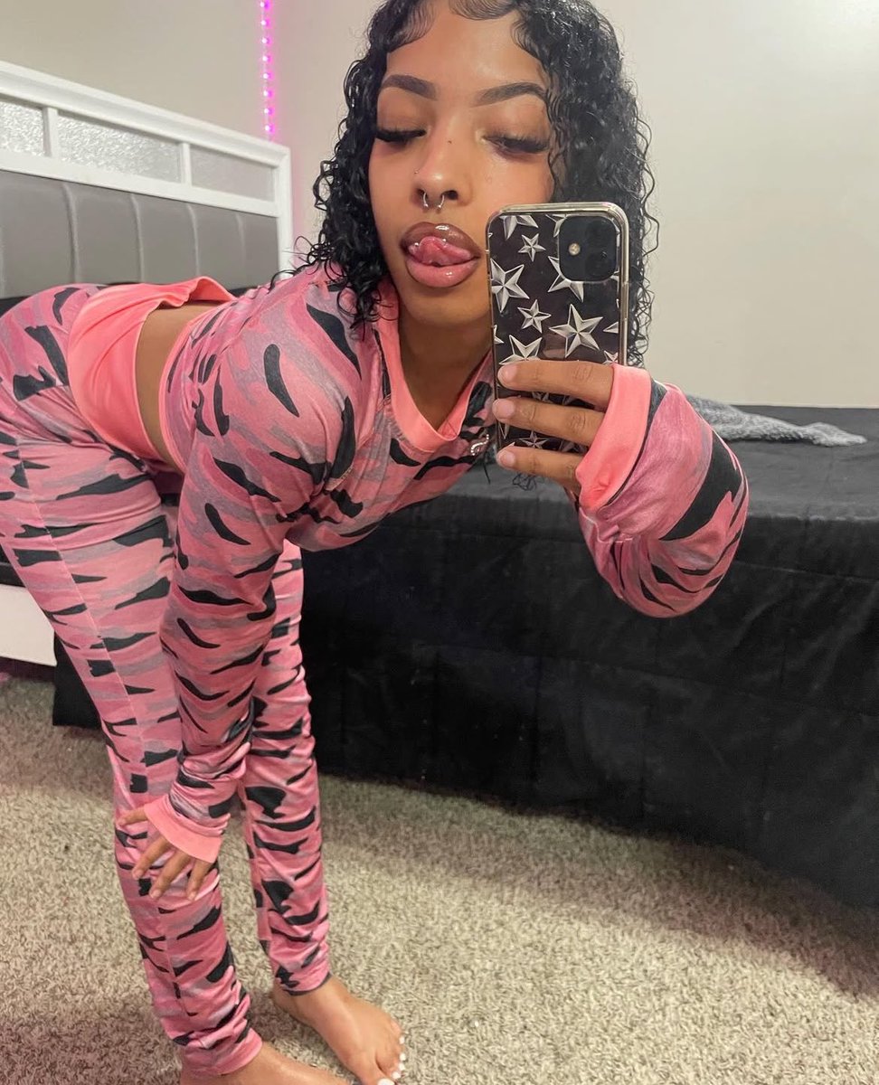 Brattydaisy1's tweet photo. I’m not gonna argue back &amp; forth with a loser about a fucking verification video. I’m real so send or get the fuck out my face 🖕 https://t.co/q2qZ3sRyVT