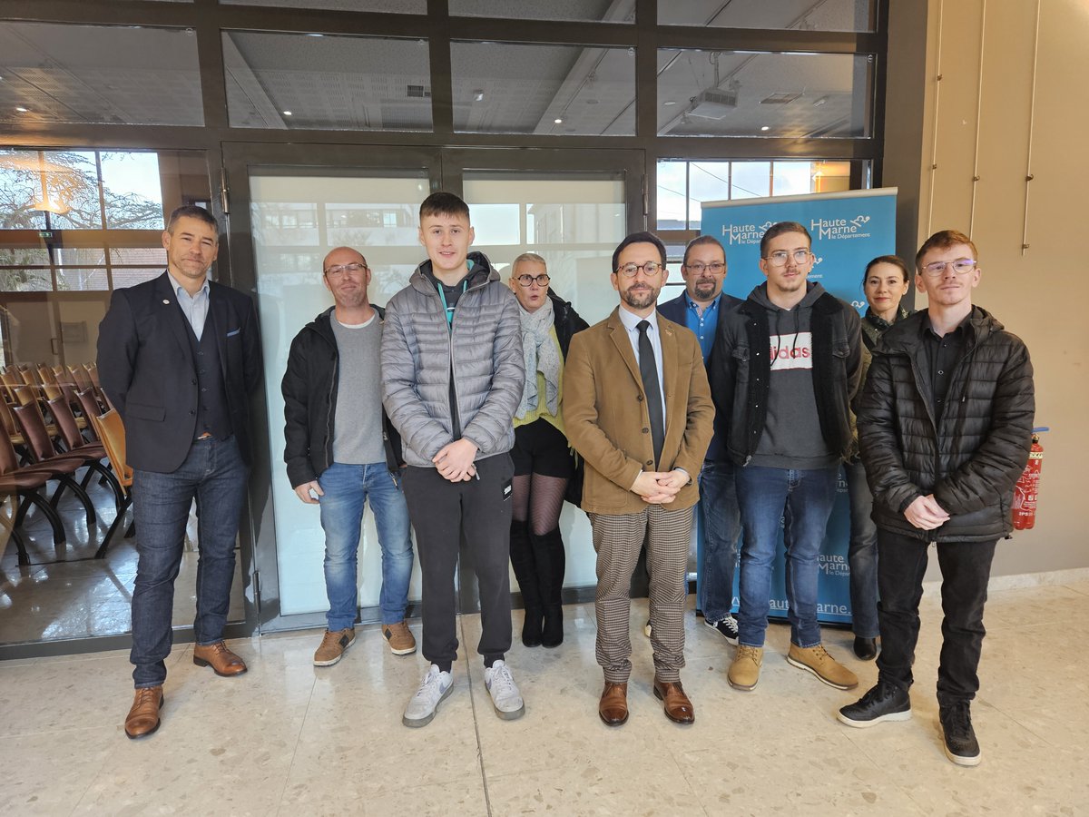 LaHauteMarne's tweet photo. @Nico_Lacroix52, a reçu des apprentis issus du Département. « Vous avez fait le bon choix en venant à @LaHauteMarne ! Notre rôle est de faire partie de ceux qui accueillent les apprentis. Je remercie les maîtres de stages. C’est une réussite collective ! » https://t.co/6NSUb7Kj7z