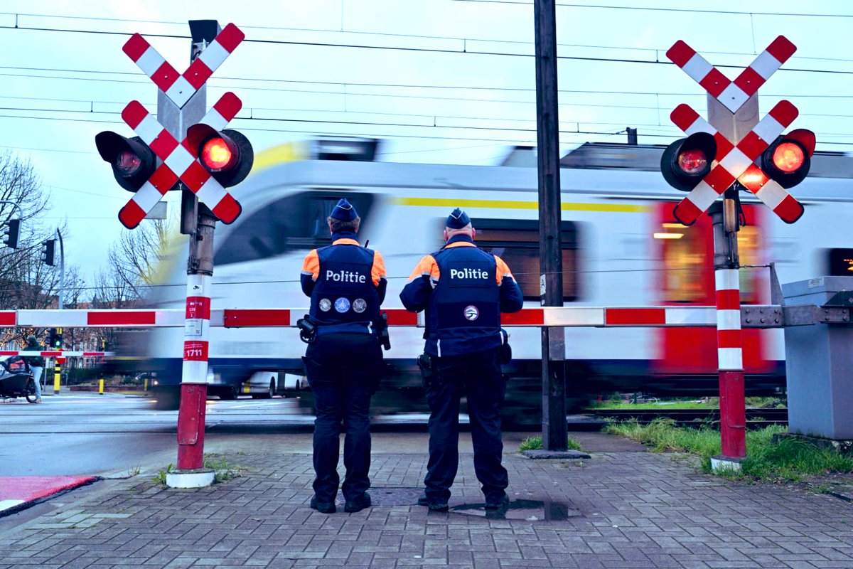 🎥 Vandaag kregen we bijzondere hulp tijdens onze persactie over veiligheid aan overwegen 👀

Sinterklaas sensibiliseert er de kinderen en volwassenen ✋ terwijl Politie de weggebruikers controleert ⛔️

#Infrabel #Sinterklaas #Politie #Heverlee #Leuven #veiligheid #mobiliteit