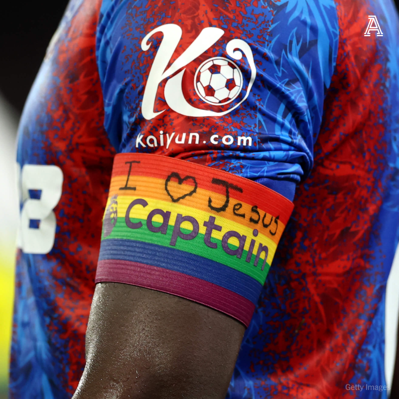 jacopocoghe's tweet photo. Marc Guehi, difensore del Crystal Palace, è stato richiamato e rischia sanzioni per aver scritto "I love Jesus" sulla fascia arcobaleno.   

La Premier League lo accusa di aver infranto il divieto di messaggi religiosi o politici.   Eppure, la stessa fascia arcobaleno non è forse un simbolo di una lotta politica ben precisa?  

In un clima di presunta inclusione, vediamo invece emergere una doppia morale. Perché chi difende i propri valori cristiani viene punito, mentre altri no?  

Questa non è inclusione, è imposizione. Non sono diritti, è censura verso chi non si allinea. È tempo di dire basta a un’ideologia che pretende di imporre simboli politici e soffocare la libertà di espressione.  

Difendiamo i valori cristiani e la libertà di tutti. Non accettiamo questa dittatura culturale mascherata da tolleranza. La libertà religiosa e di espressione meritano rispetto!