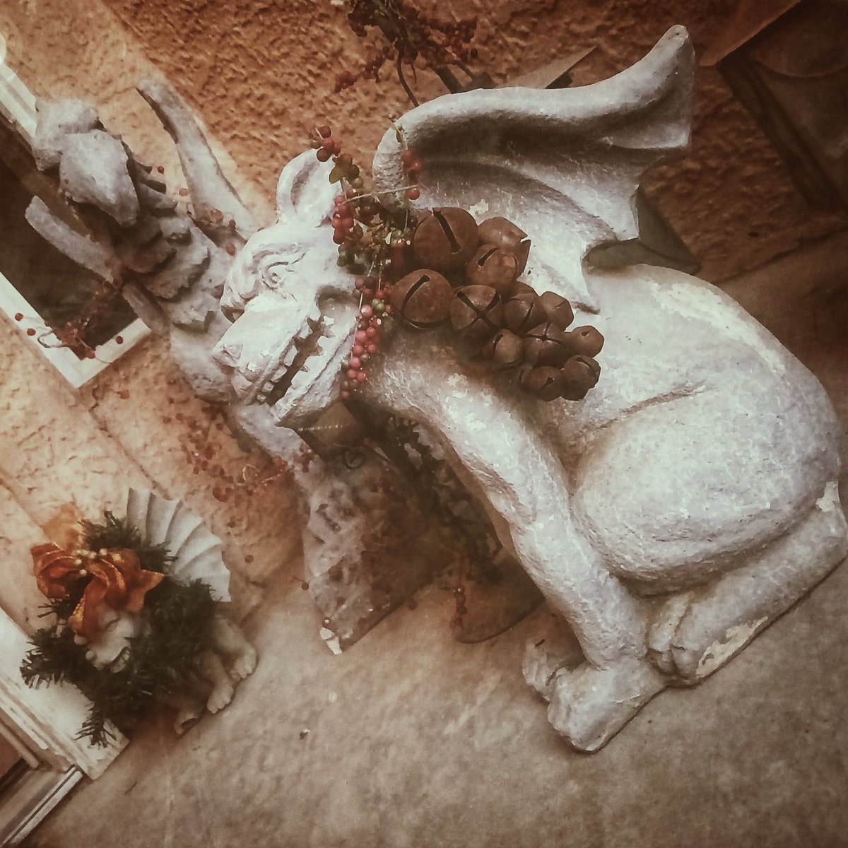 lisathegeekmom's tweet photo. The #gargoyles are decked out for #Christmas
#grotesques https://t.co/V0jAC2OZdi