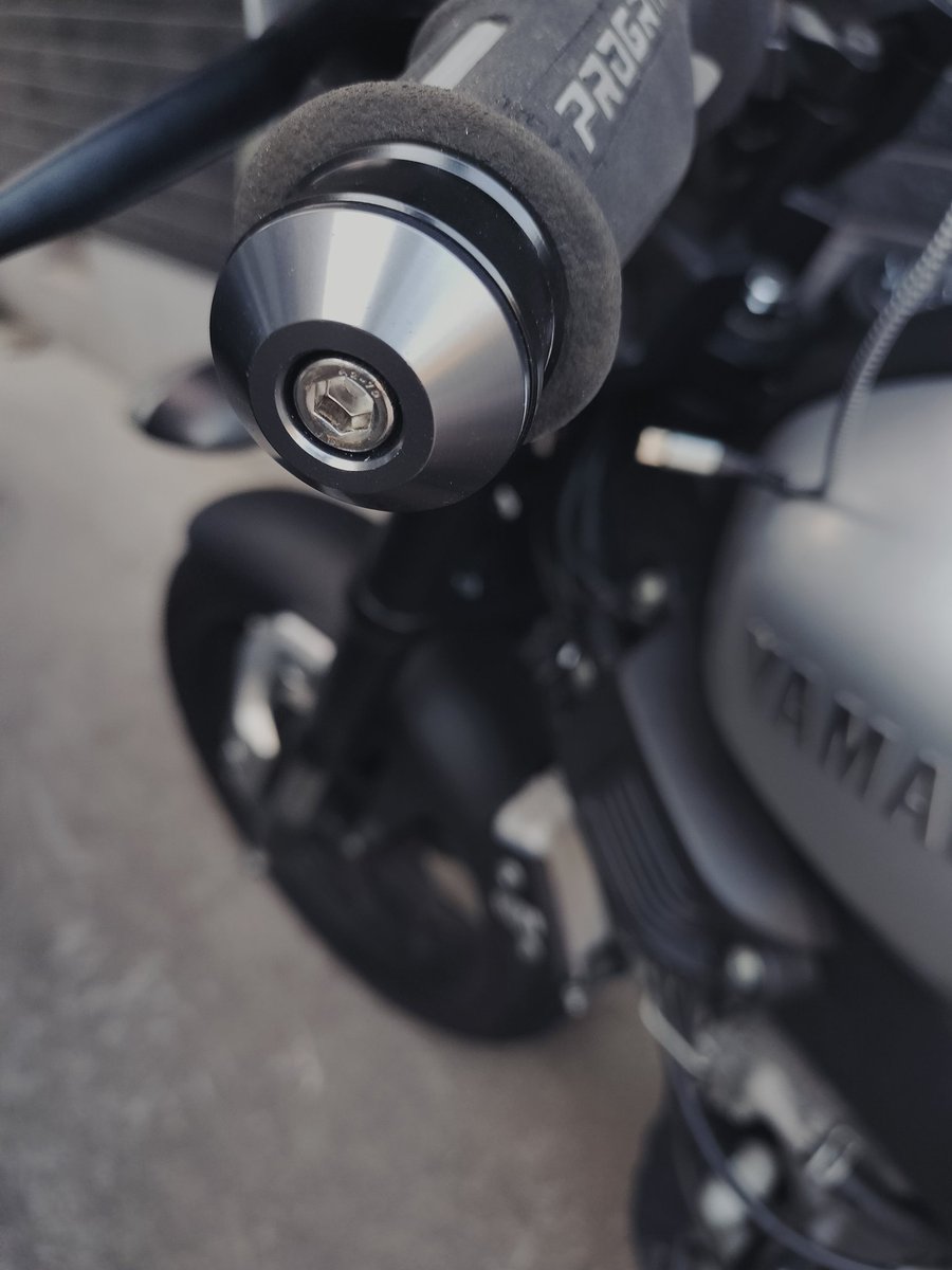 harumarict1250's tweet photo. グリップエンドをプラからディトナのヘビ���ウェイトに交換しました。確かに振動が軽減されたような…♫ https://t.co/wjnkvJK3kK