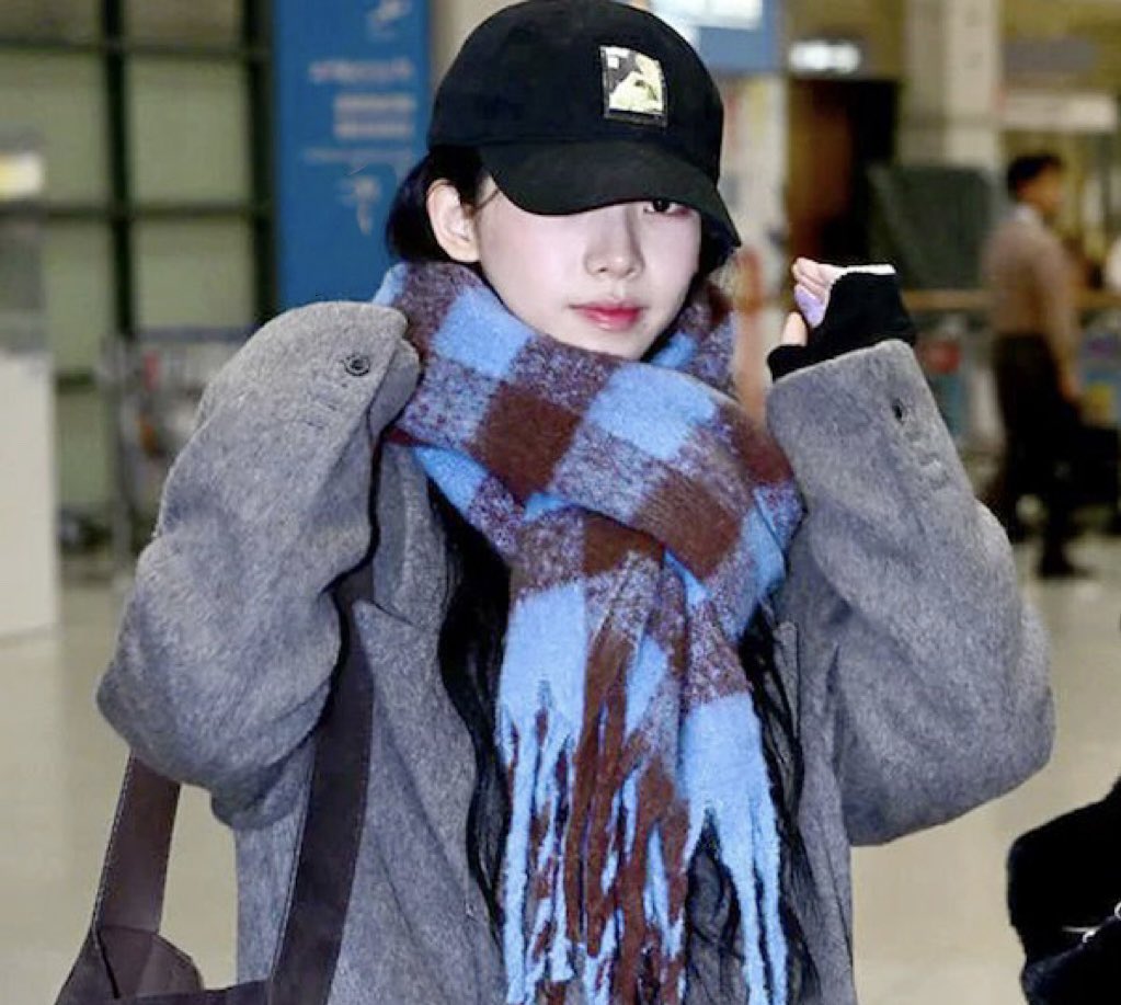 カリナ様が冬に青マフラーをしがちな事のファン （ALTにブランド記載✶⋆）