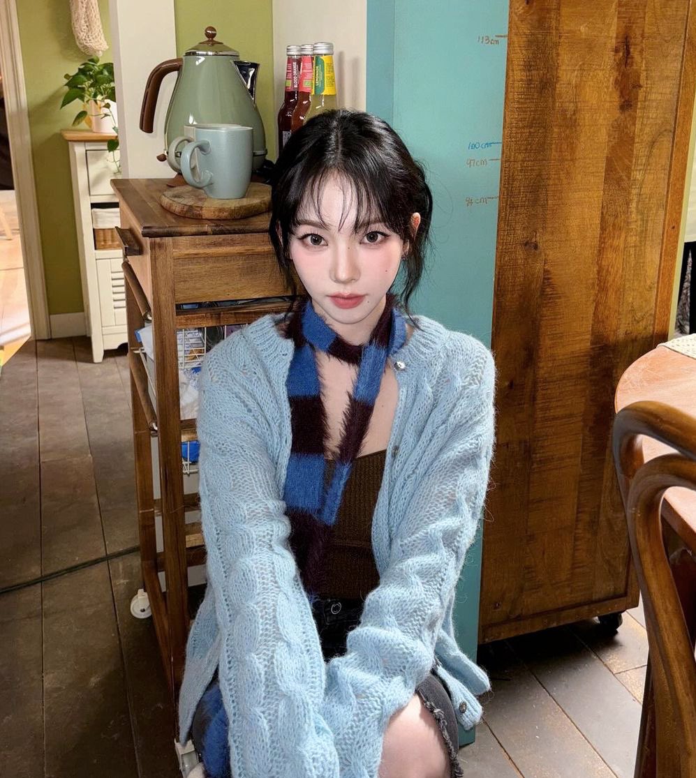 カリナ様が冬に青マフラーをしがちな事のファン （ALTにブランド記載✶⋆）