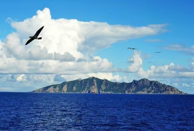 PDChinese's tweet photo. 【中國海警艦艇編隊12月6日在我釣魚島領海巡航】12月6日，中國海警1303艦艇編隊在我釣魚島領海內巡航。這是中國海警依法開展的維權巡航活動。（資料圖） https://t.co/hnnfhhYZ6D