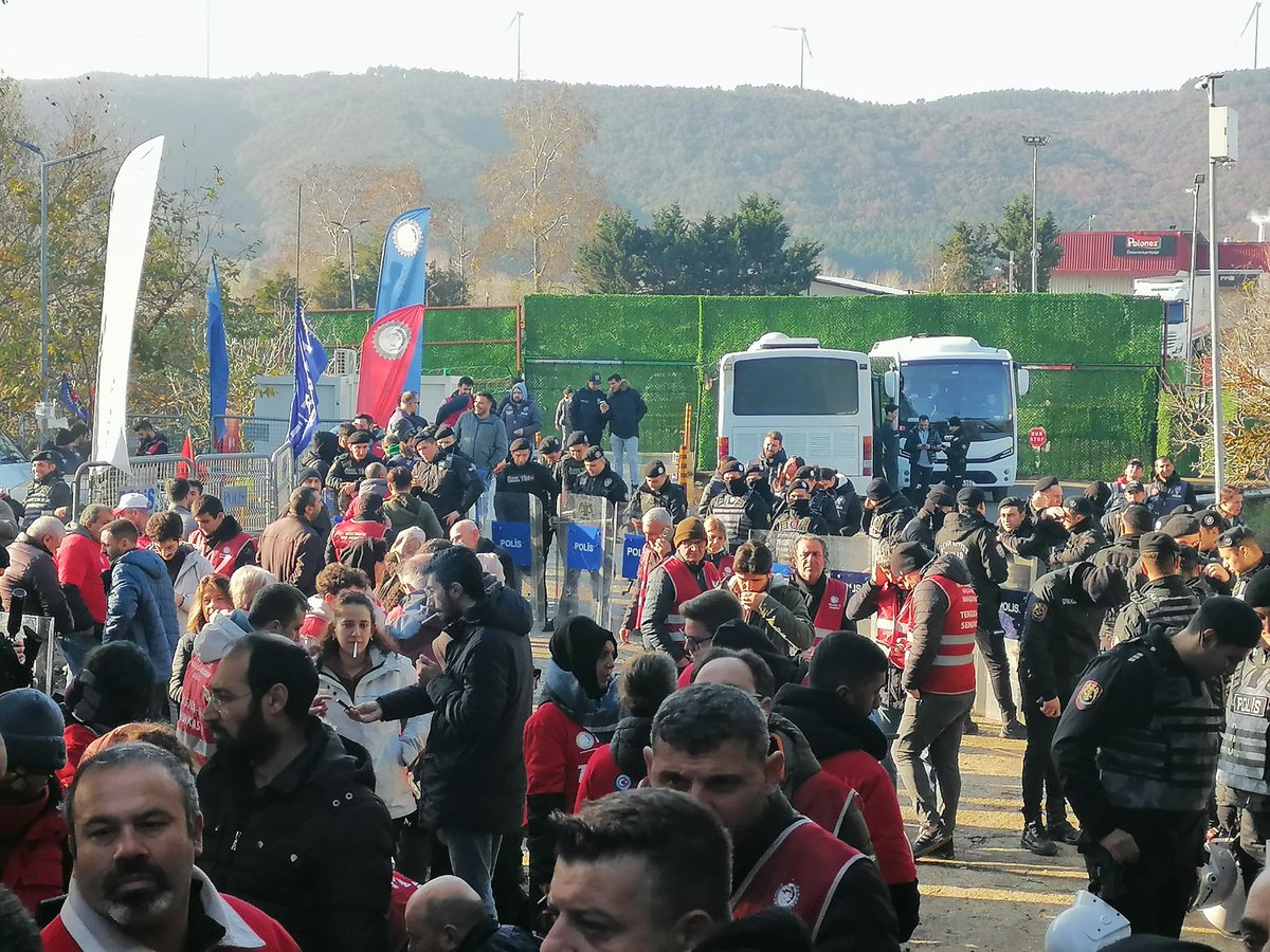 POLONEZ'DE KANUNSUZLUK!

Polonez işçilerinin vatan, iş, ekmek için başlattığı #AnayasalHakYürüyüşü kanunsuzca engelleniyor.

Polonez'in önü AÇIK HAPİSHANEye dönmüş durumda. Alana girmek yasak, çıkmak yasak!

İstanbul Valiliği ve İstanbul Emniyeti seyahat özgürlüğünü, basın