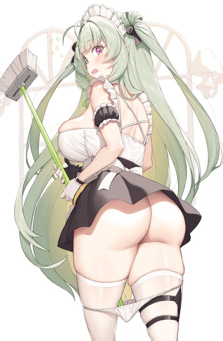 はわわっ!箒が逆でした💦戻さないと...えっ!?パンツに引っかかっちゃった!💦💦 