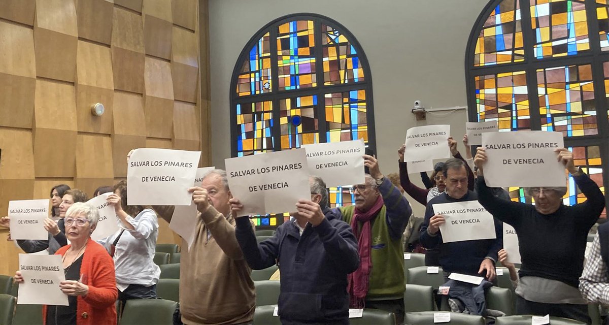 arainfonoticias's tweet photo. El tejido vecinal de Torrero - La Paz articula ya la defensa de los Pinares de Venecia. Este pulmón verde de Zaragoza está amenazado por los planes del PP para ampliar el Parque de Atracciones. La recién constituida Plataforma en defensa de los Pinares denuncia la "falta de transparencia, información, participación y premura" del Gobierno Chueca, desmiente a Serrano y prepara varias acciones porque "solo con organización, movilización y compromiso podremos parar esta sinrazón": https://t.co/viZockN71l

✍️ @igoiz17