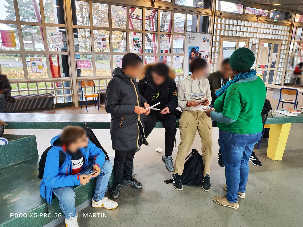 JMartin49350's tweet image. Semaine du développement durable - Jour 3

Nouveau stand du service civique écologique et une animation de session du jeu "Objectif planète durable" par les éco-délégué.e.s au @CdiGBraque 

▶️ lyc-braque-argenteuil.ac-versailles.fr/spip.php?artic… 

#EDD #CESCE #E3D #Ecodélégués @edd_versailles