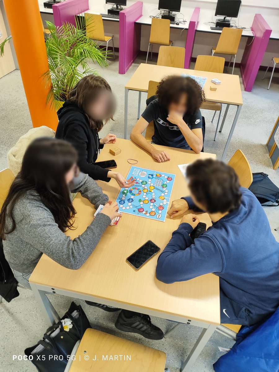 JMartin49350's tweet image. Semaine du développement durable - Jour 3

Nouveau stand du service civique écologique et une animation de session du jeu "Objectif planète durable" par les éco-délégué.e.s au @CdiGBraque 

▶️ lyc-braque-argenteuil.ac-versailles.fr/spip.php?artic… 

#EDD #CESCE #E3D #Ecodélégués @edd_versailles