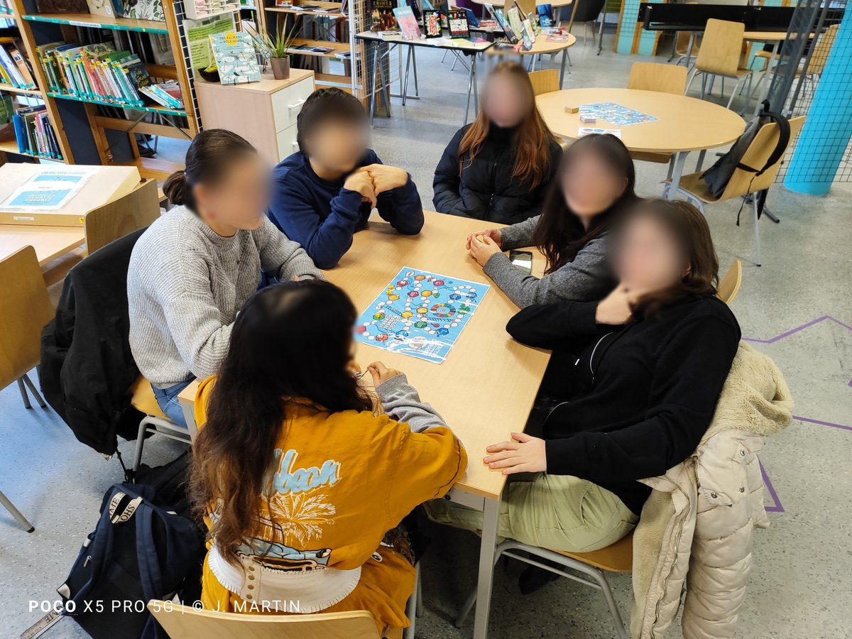 JMartin49350's tweet image. Semaine du développement durable - Jour 3

Nouveau stand du service civique écologique et une animation de session du jeu "Objectif planète durable" par les éco-délégué.e.s au @CdiGBraque 

▶️ lyc-braque-argenteuil.ac-versailles.fr/spip.php?artic… 

#EDD #CESCE #E3D #Ecodélégués @edd_versailles