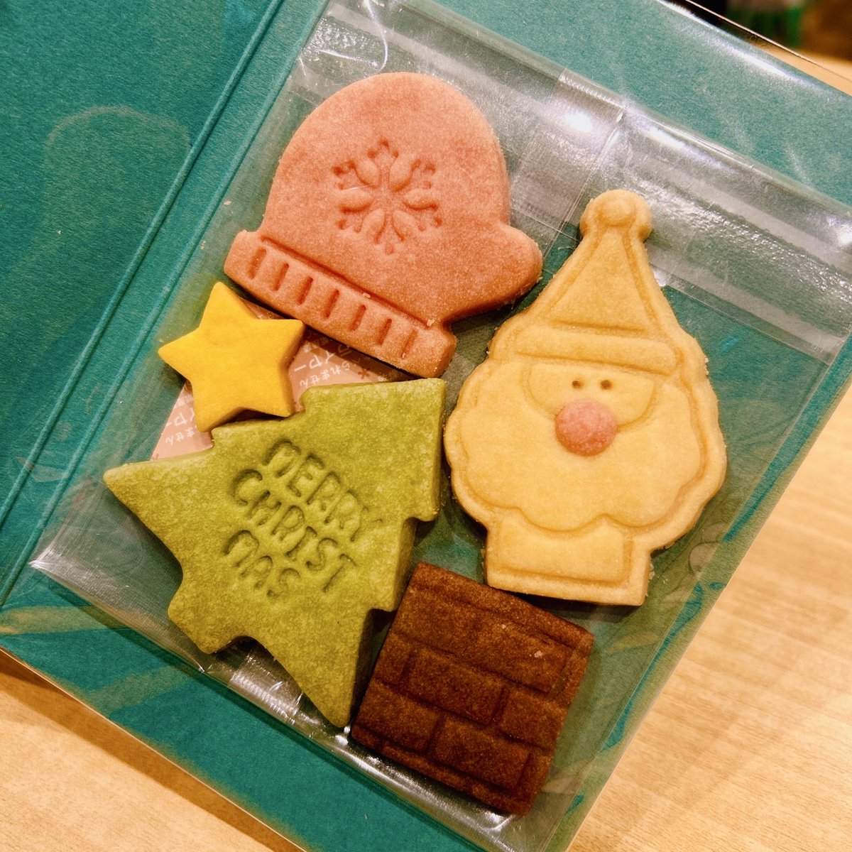 libretto_zm's tweet photo. サンタさんやツリーなど色々なクッキーがセットになっている『クリスマスクッキー本』入荷いたしました🙌
食べるのが勿体ないくらい、可愛いクッキーばかり♪

ご自身へはもちろん、家族や友達へのちょっとしたクリスマスプレゼントにもぴったりな商品です🎅🩷

ぜひお立ち寄りください☺️ https://t.co/pjYVybNYT0