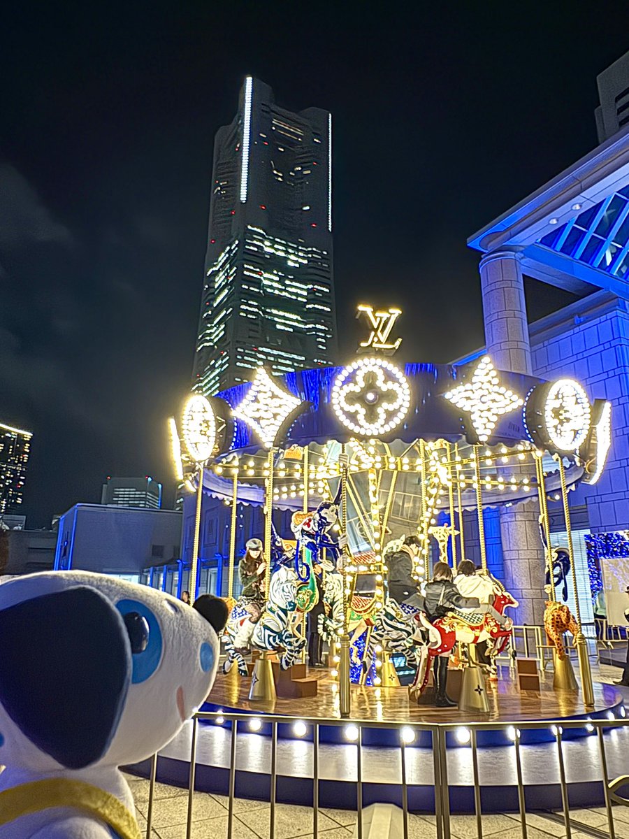 宝石が詰まったおもちゃ箱みたいなメリーゴーランド🎠 ボクもうっとり