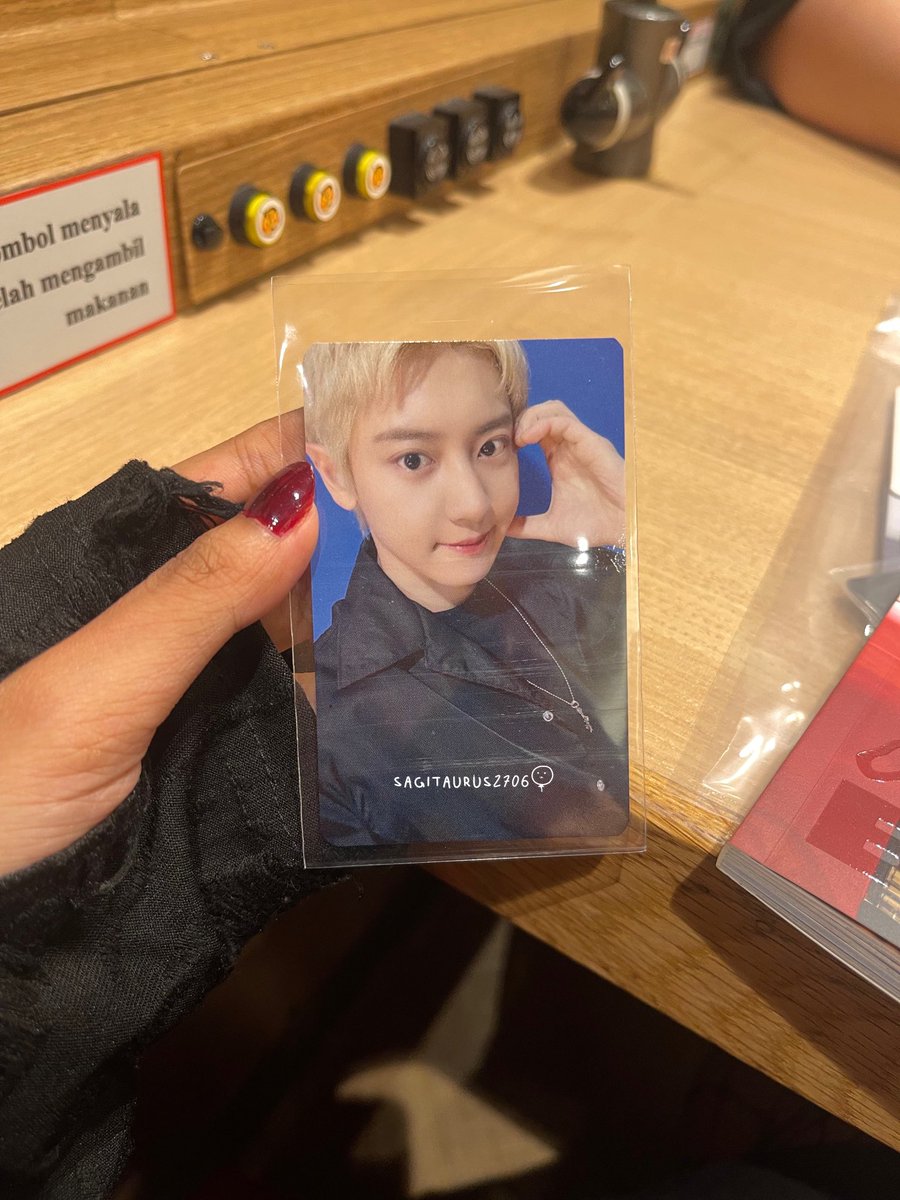 SAGITAURUS2706's tweet photo. Chanyeol Mecima Fansign in JKT Photocard (2) https://t.co/BHCwKyPOz6