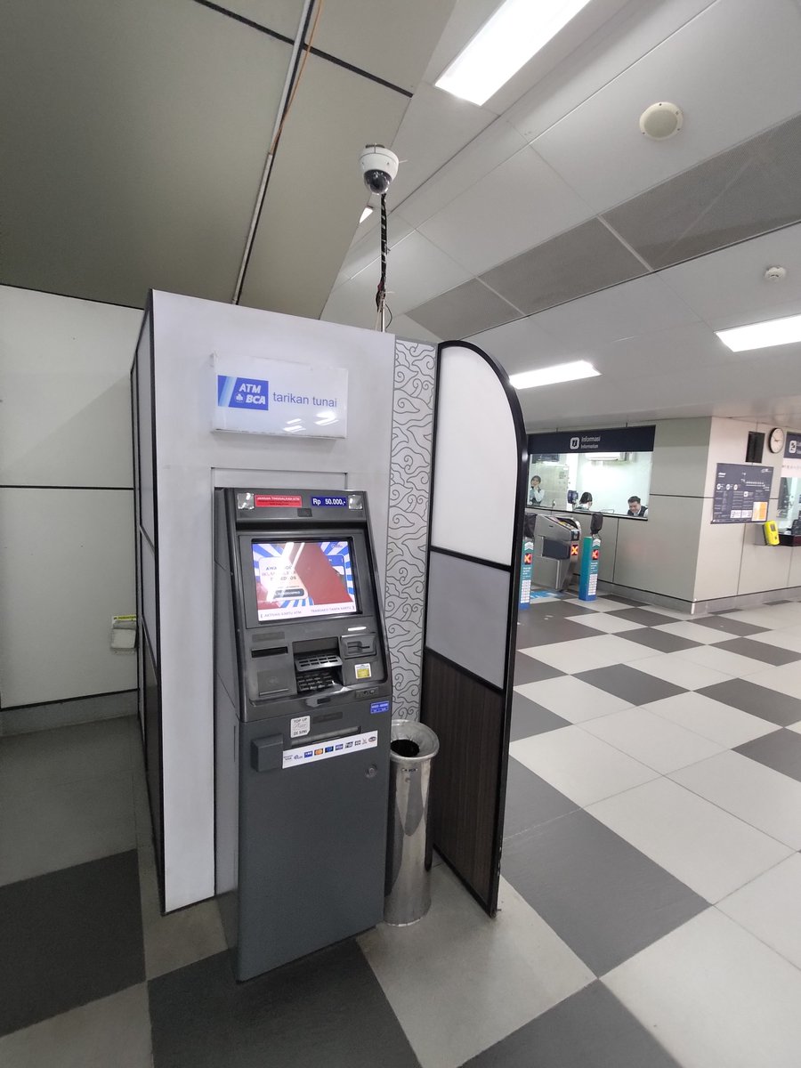 Radian__'s tweet photo. @HaloBCA sore min. Bisa gak mesin atm yang ada di stasiun mrt lebak bulus di ganti? Kelihatan sudah renta dan lemot. https://t.co/cDoyFS30RA