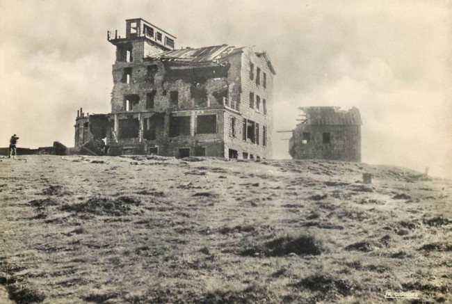 FranceTn's tweet photo. #CeJourLà, le 6/12/1944 #SecondeGuerreMondiale
Une unité du 4e Régiment de Tirailleurs Tunisiens tient le sommet du Hohneck.
Pendant 8 jours, soldats 🇹🇳 et 🇫🇷 vont se battre côte à côte lors de combats particulièrement violents contre l'ennemi nazi.
Reconnaissance éternelle. https://t.co/MnW54m18q0