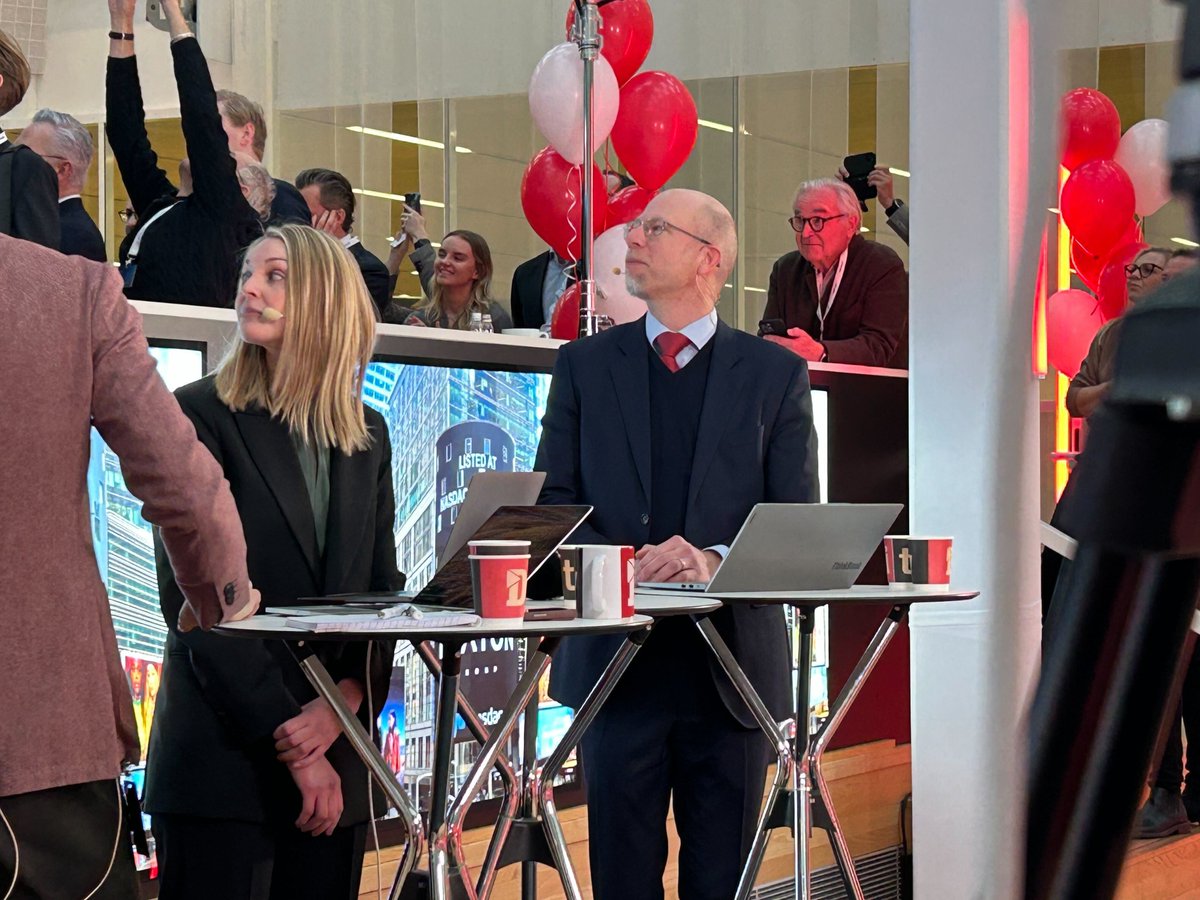 Klockan ringer för Apotea. 40% upp. Snart hör ni Pär Svärdson i Börsmorgon från Nasdaq.