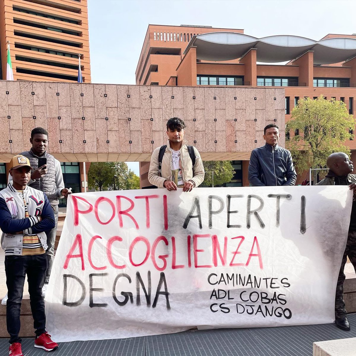 fratotolo2's tweet image. Il militante Andrea Berta (che ha sfrattato Marco Magrin poi morto per il freddo in un garage) del centro sociale Django aveva manifestato dopo la morte dell’indiano Mandeep Sing, deceduto dal freddo in un parcheggio.

“Morto nell’indifferenza”, “accoglienza degna” e “giustizia…