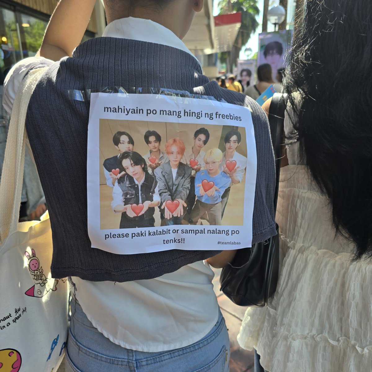 philconcerts's tweet photo. Pakibigyan nyo na po sya ng freebies. #DES7INED_ENHYPEN_WITH_DUNKINPH https://t.co/IxdMFgx4Ow