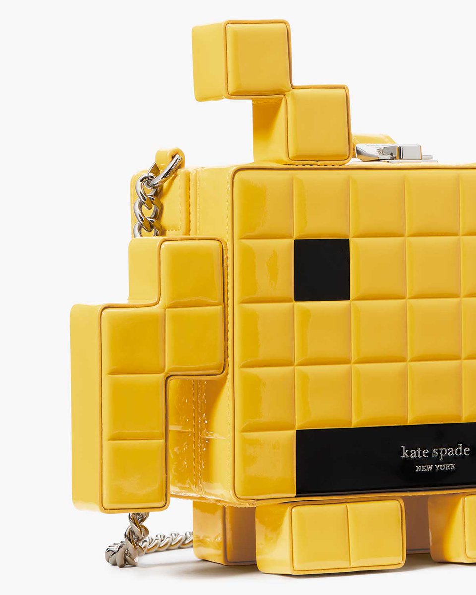 TAITO's tweet image. It&apos;s a bird, it&apos;s a plane—no, it&apos;s aliens! 

スペースインベーダーと
@katespadeny のコラボレーションが
オンライン katespade.jpと
kate spade new york店舗で
期間限定で登場！ 

#katespadeny #SPACEINVADERS