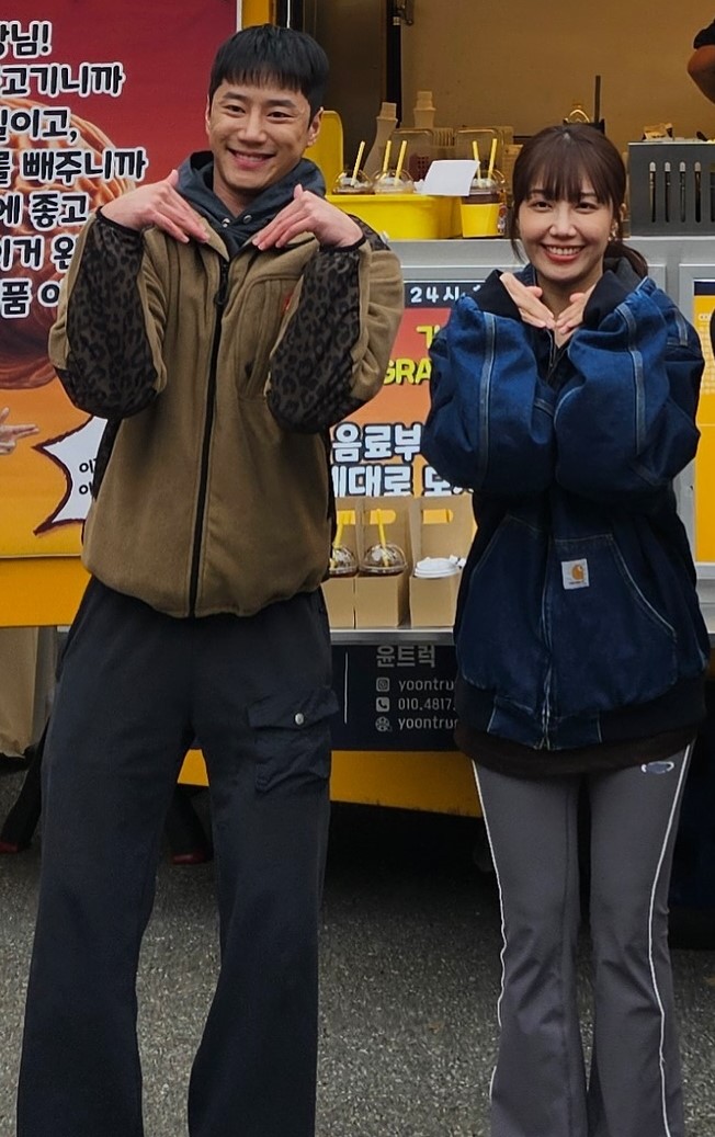 jjun_flower's tweet photo. 넘 귀여운 현중미란🤩
드디어 제대로! 된 현중미란 투샷...을 봤는데
뭔가 정상인데 정상이 아닌 것 같은 이 느낌적인 느낌🤣

#이준영 #정은지 #24시헬스클럽 https://t.co/zhaVVdywB5