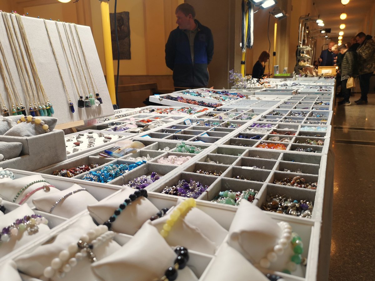 🌍 Już w ten weekend 66. Międzynarodowa Giełda Minerałów, Skamieniałości i Wyrobów Jubilerskich! 💚🖤❤️  
Skarby natury, biżuteria, skamieniałości – to wszystko czeka na Was w Budynku Głównym AGH. 
Szczegóły wydarzenia 👉 facebook.com/events/1967523…