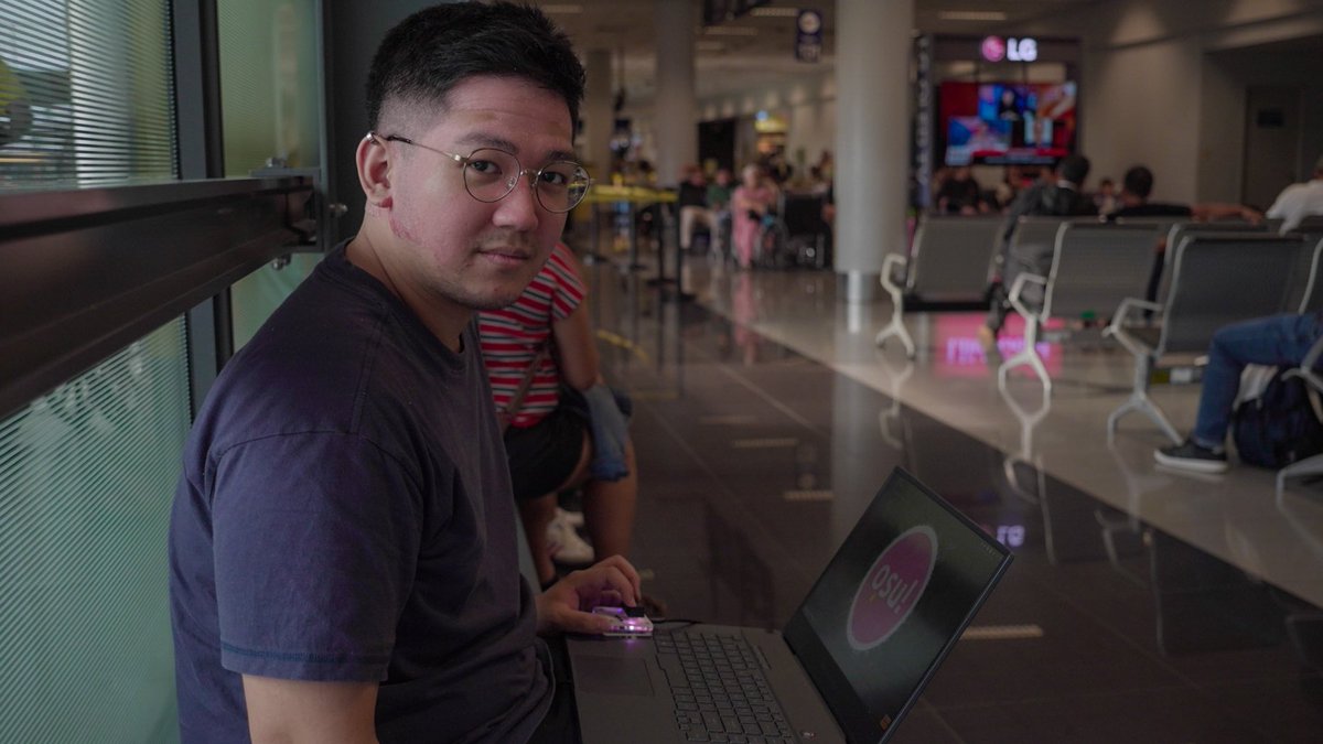 natharasho's tweet photo. at the airport rn and this motherfucker started playing osu @zonelouise https://t.co/TONFeYcWsk