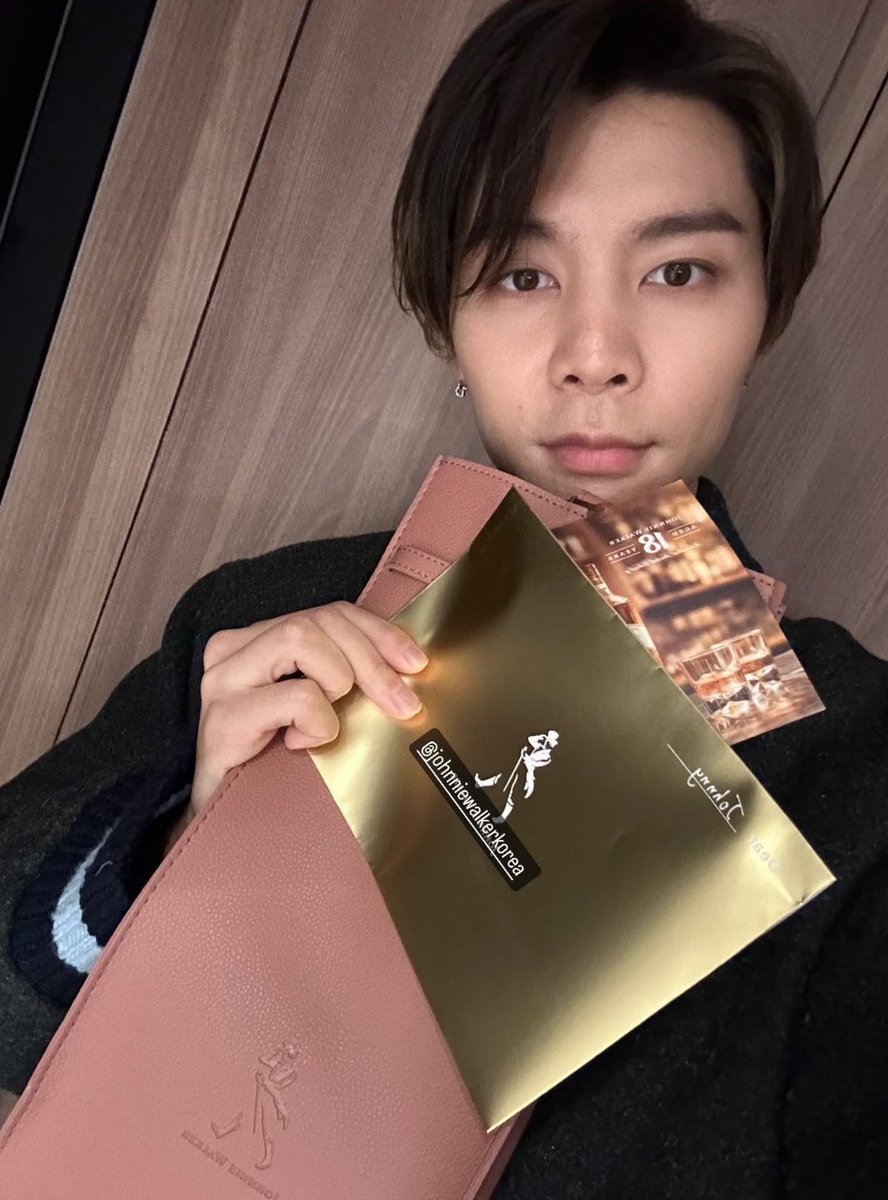 NCT127STRMth's tweet photo. จอห์นนี่เข้าร่วมงาน JW Blue Ice Chalet Launching Party ที่จัดโดย Johnnie Walker

มาร่วมติดแฮชแท็กเพื่อให้กำลังใจและรอติดตามลุค mature ของจอห์นนี่ในค่ำคืนนี้ไปด้วยกันนะคะขอให้อีเว้นท์นี้ปัง ๆ ค่ะ🥃

JOHNNY at JW BlueIceChalet Party
#JohnnieWalkerXJohnnySuh
#조니워커 #JohnnieWalker https://t.co/8nKVwdqKo2