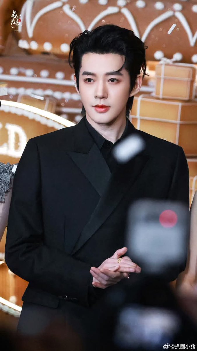 DengWeiDiamond's tweet photo. คําเดียว: หล่อ! 
สองคํา: หล่อมาก! 
สามคํา: หล่อมากๆ! 

#DengWeixDIOR เมื่อวานนี้

Cr.@扒圈小猪

#DengWeixDIOR 
 #fashionhackerallblack
#DengWei #邓为 #เติ้งเหวย https://t.co/eaRBuM5OYp